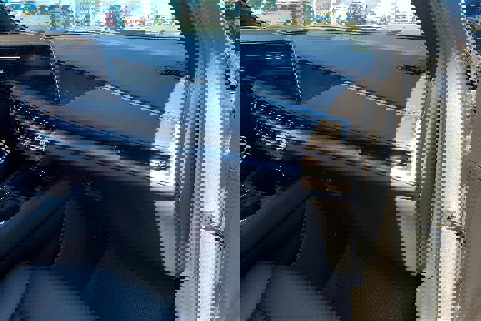 Used 2025 Cadillac XT4 Sport w/ LPO, Onyx Lite Package FWD image 19