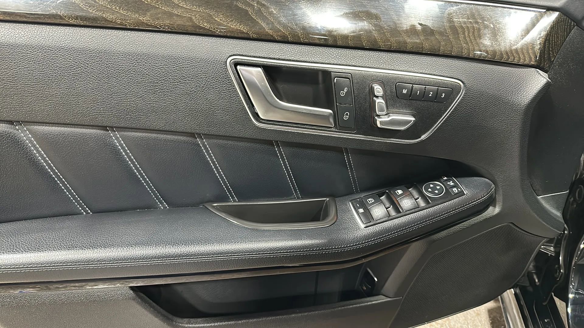 Used 2016 Mercedes-Benz E 400 4MATIC Sedan image 10