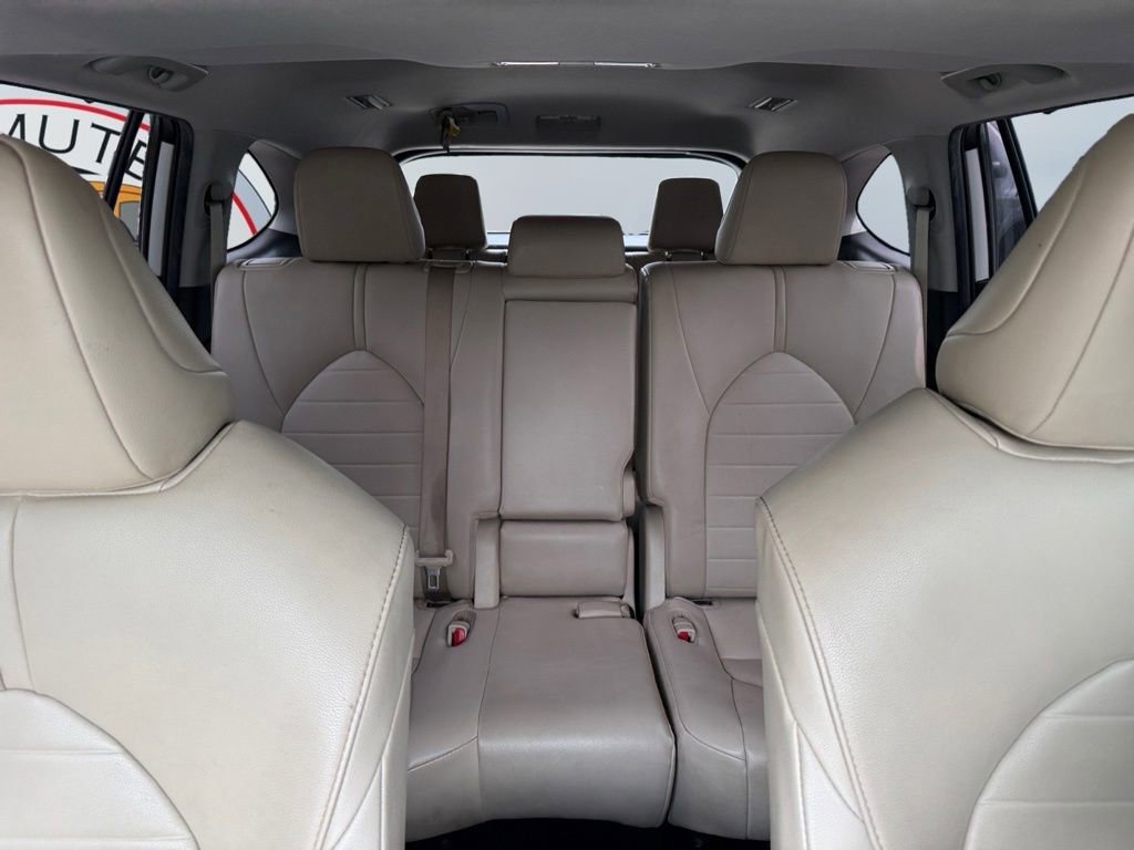 Used 2020 Toyota Highlander XLE FWD image 22