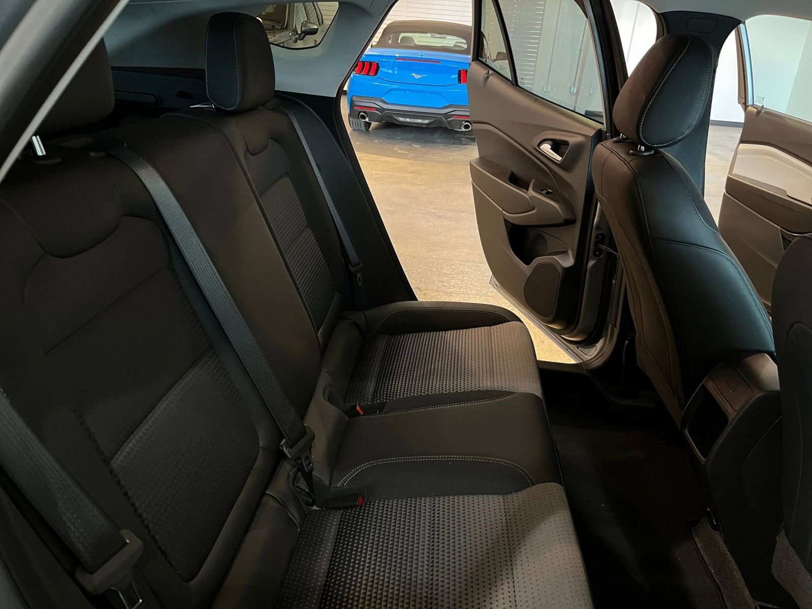 Used 2025 Chevrolet Trax LT w/ LT Convenience Package FWD image 36