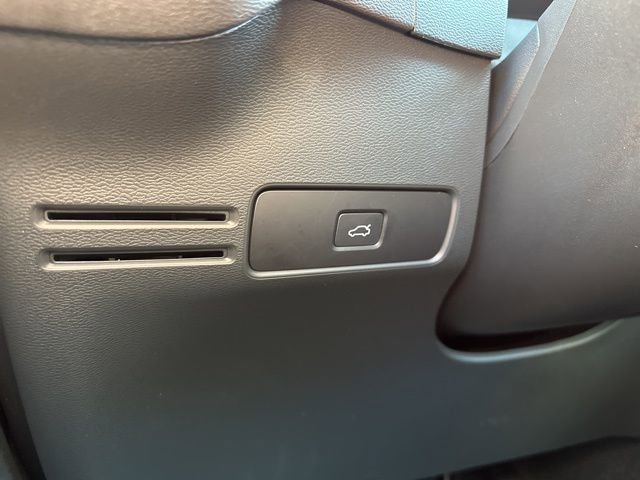 Certified 2023 Volvo XC40 B5 Ultimate w/ Climate Package image 31