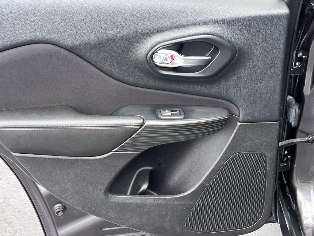 Used 2016 Jeep Cherokee Latitude AWD/4WD image 25