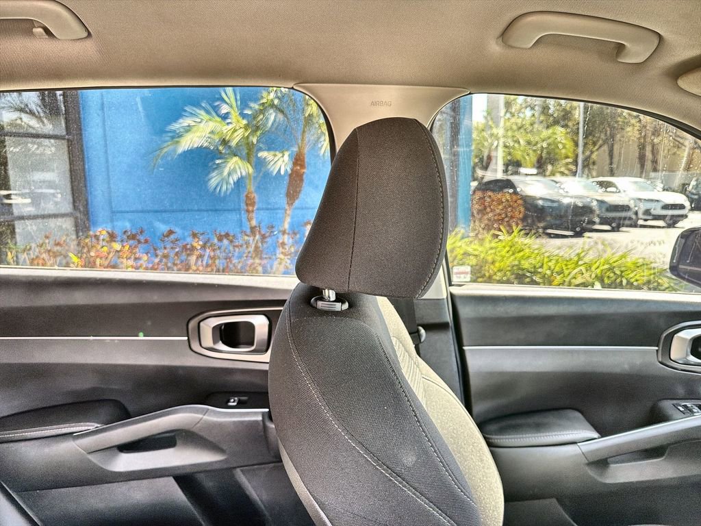 Used 2023 Kia Sorento LX image 16