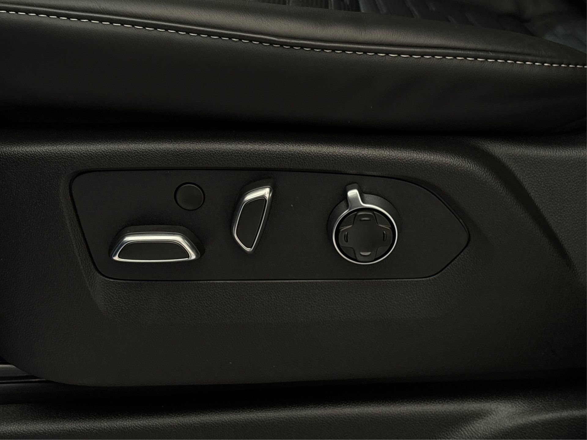 Used 2025 Cadillac Escalade Sport Platinum w/ LPO, ONYX Package AWD/4WD image 33