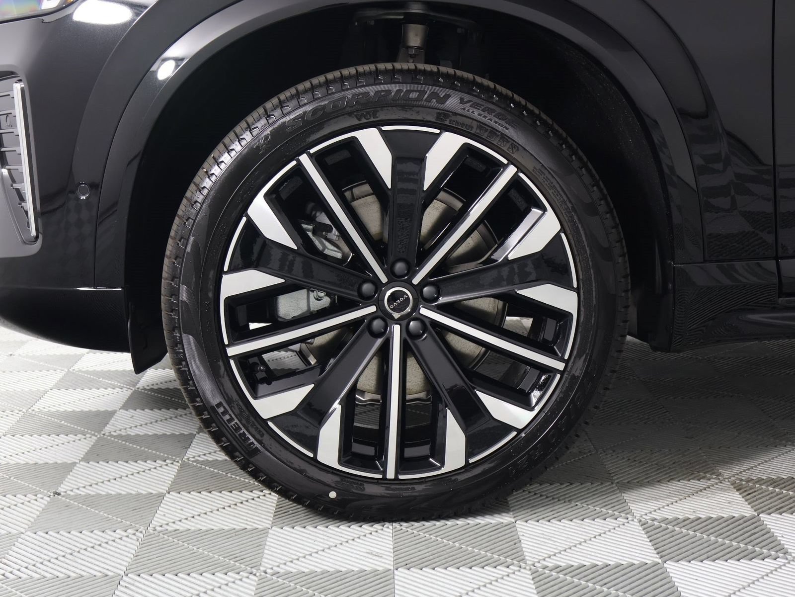 New 2026 Volvo XC90 B6 Plus w/ Protection Package AWD/4WD image 13