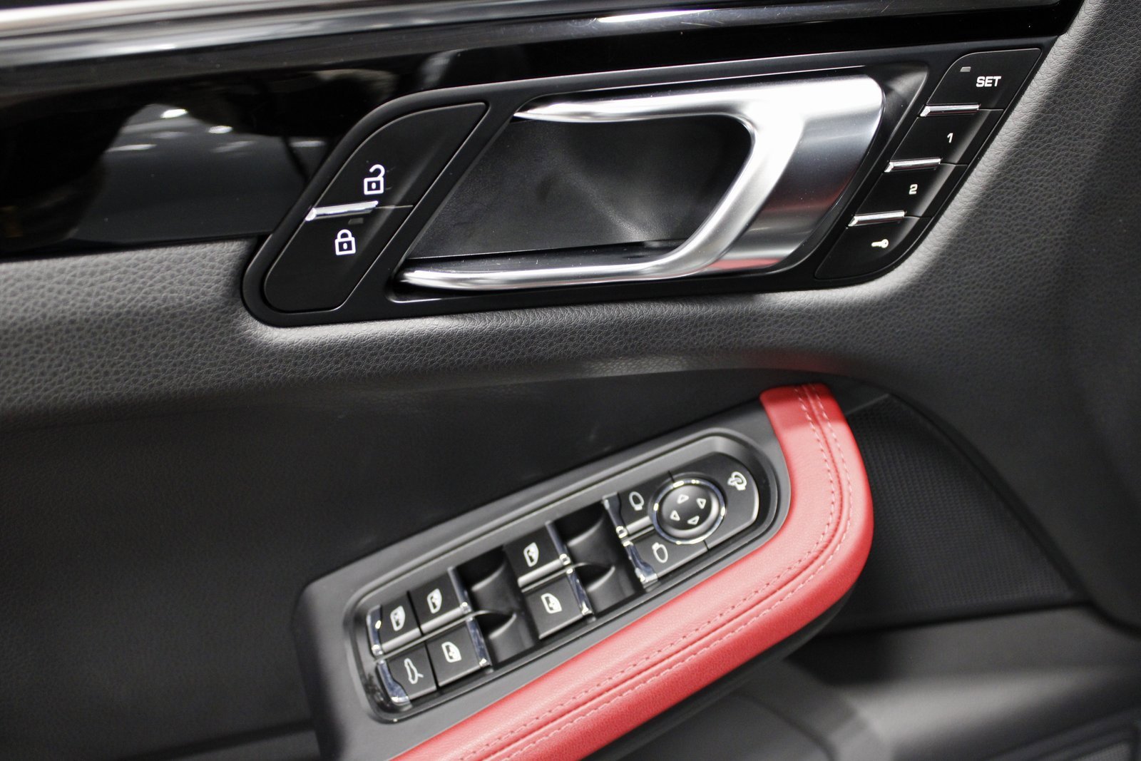 Certified 2025 Porsche Macan image 25