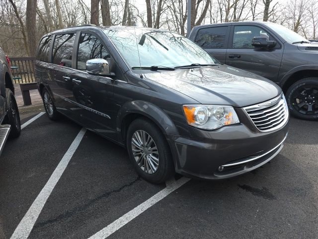 Used 2015 Chrysler Town & Country Touring-L w/ Driver Convenience Group image 3