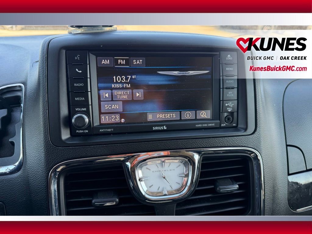 Used 2016 Chrysler Town & Country Touring-L image 14