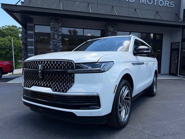 Used 2025 Lincoln Navigator Reserve AWD/4WD image 4