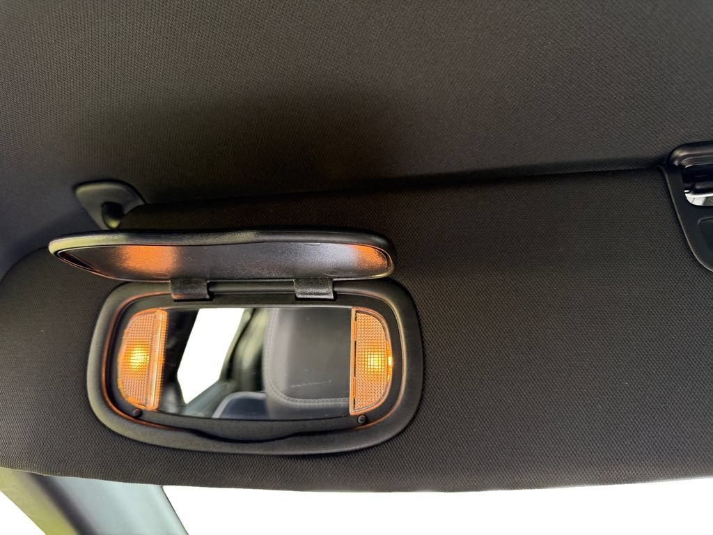 Used 2025 Chrysler Pacifica Limited FWD image 21