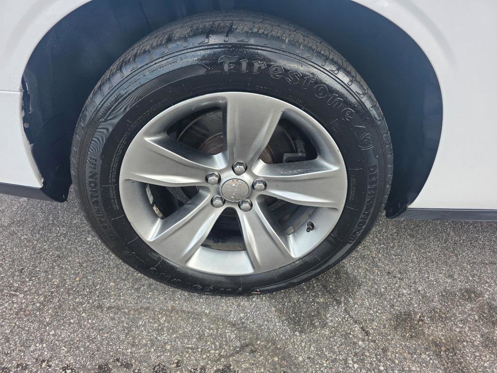 Used 2015 Dodge Challenger SXT RWD image 9