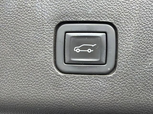 Used 2021 Chevrolet Traverse LT FWD image 19