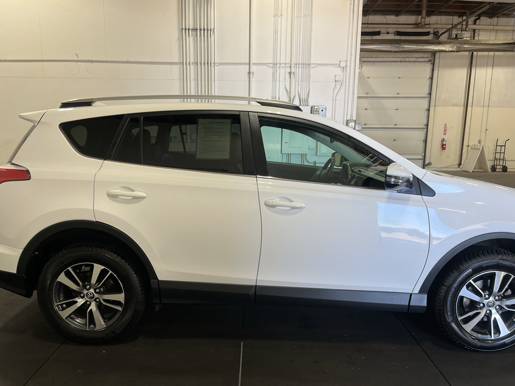 Used 2016 Toyota RAV4 XLE AWD/4WD image 4