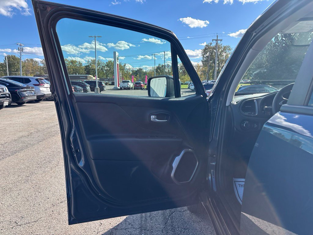 Used 2023 Jeep Renegade Latitude AWD/4WD image 16