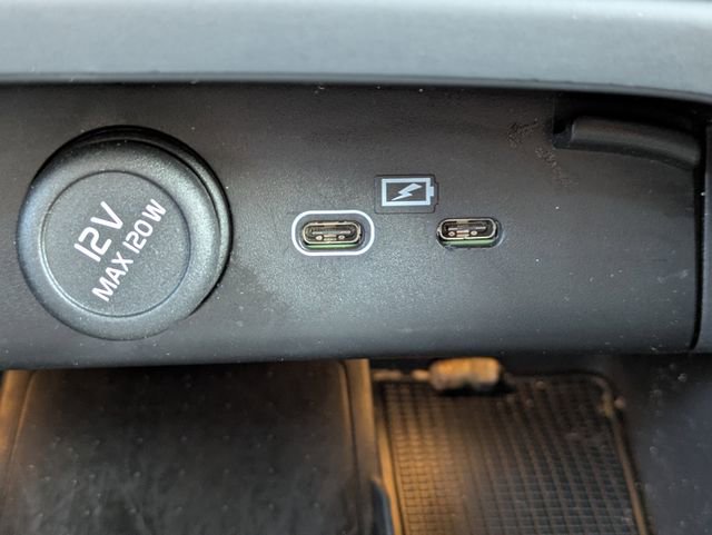 Used 2024 Volvo XC40 B5 Plus image 23