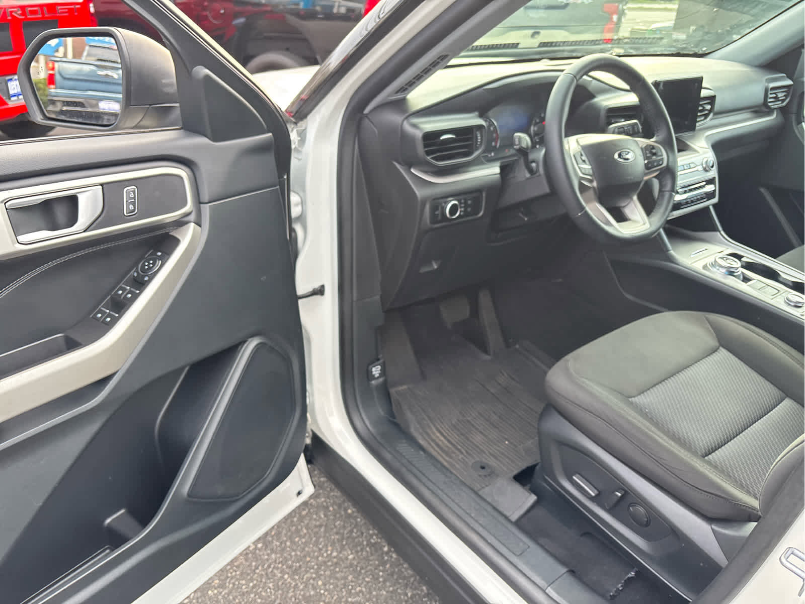 Used 2023 Ford Explorer XLT image 7