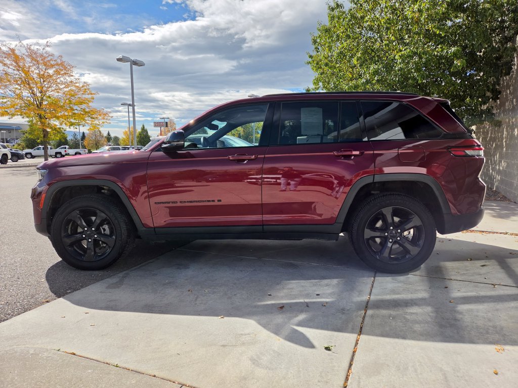 Used 2023 Jeep Grand Cherokee Altitude AWD/4WD image 8