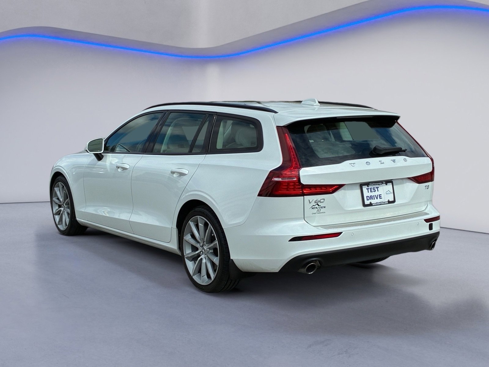 Used 2020 Volvo V60 T5 Momentum w/ Premium Package FWD image 3