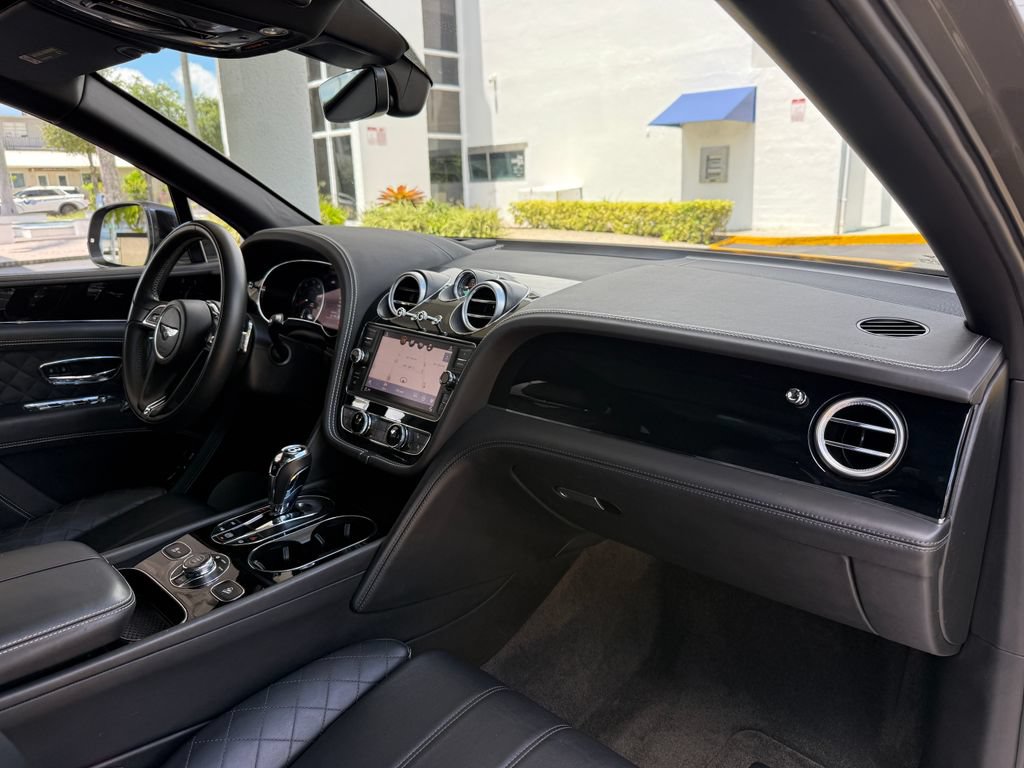 Used 2018 Bentley Bentayga AWD/4WD image 16