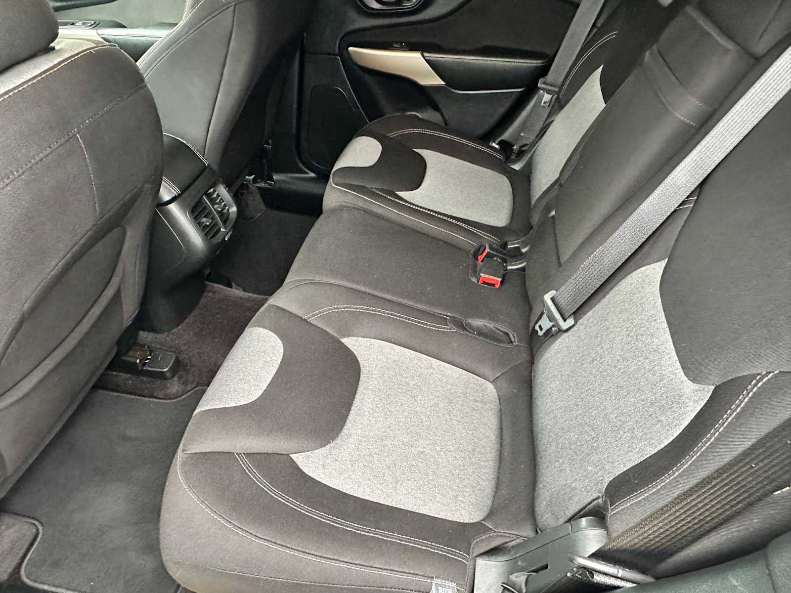 Used 2018 Jeep Cherokee Latitude w/ Altitude Package FWD image 23