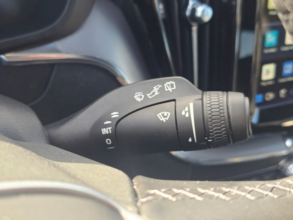 Used 2022 Volvo XC60 T8 R-Design w/ Advanced Package image 39