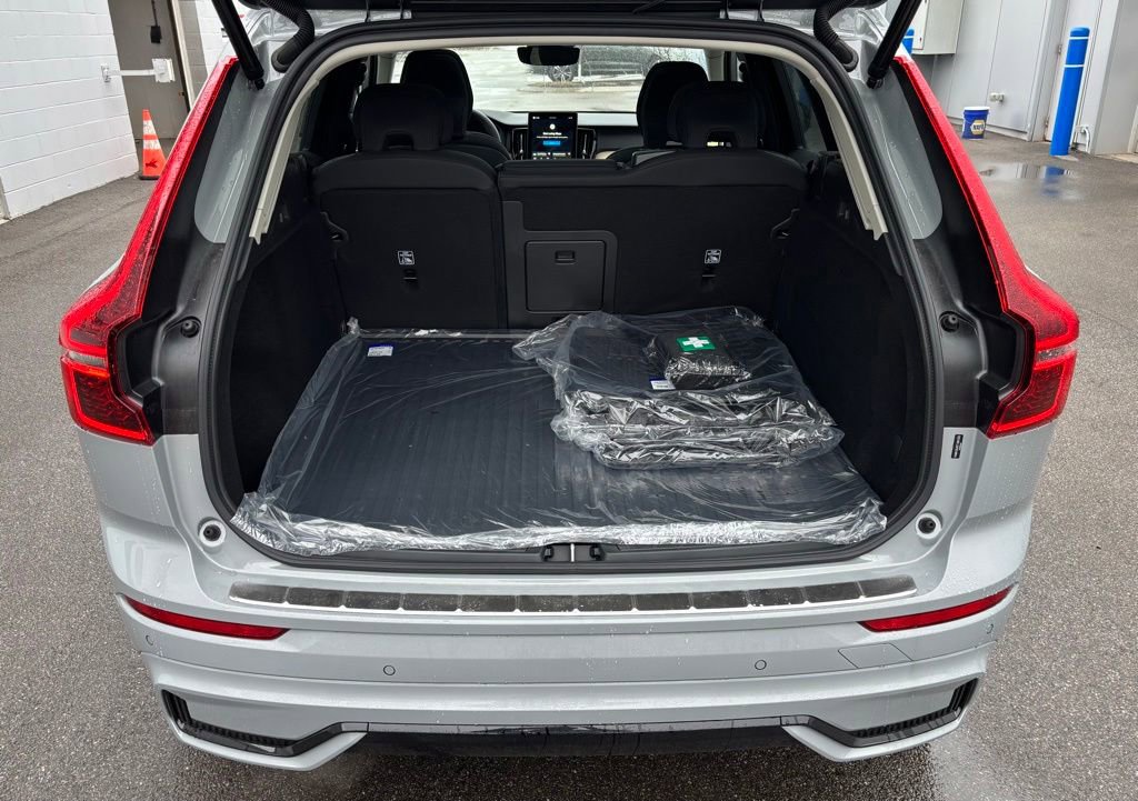 New 2026 Volvo XC60 B5 Core w/ Protection Package Premier AWD/4WD image 17