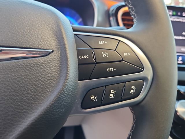 Used 2024 Chrysler Pacifica Touring-L image 26