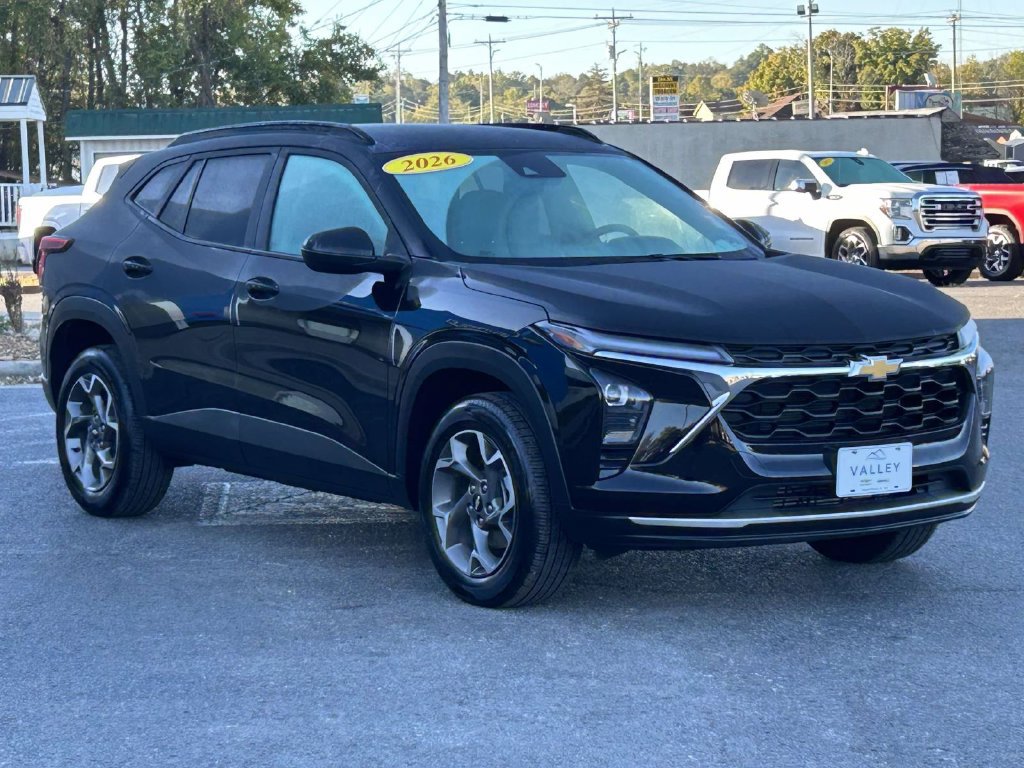 Used 2026 Chevrolet Trax LT FWD image 2