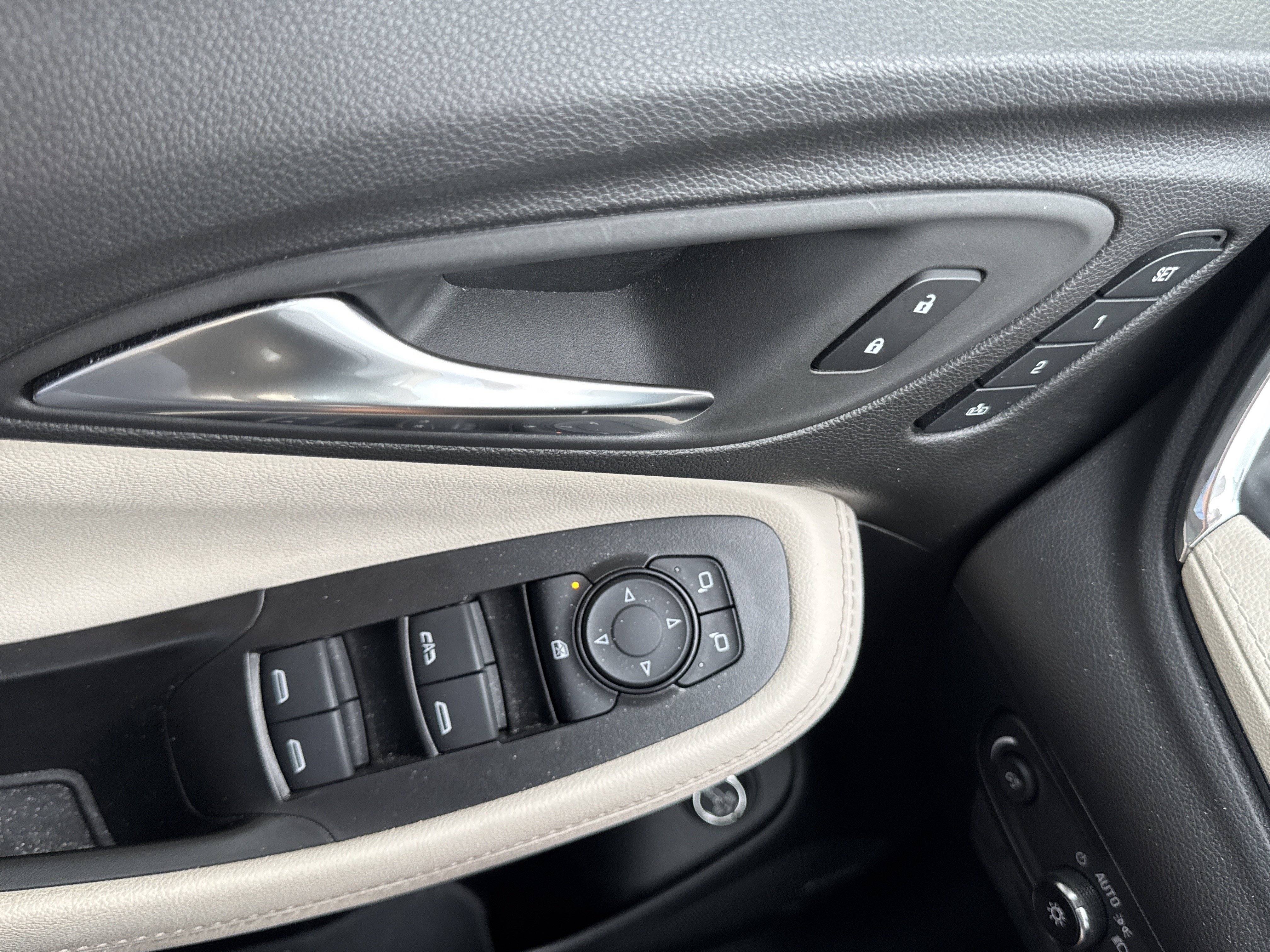 Used 2025 Buick Encore GX Avenir w/ Avenir Convenience Package FWD image 23
