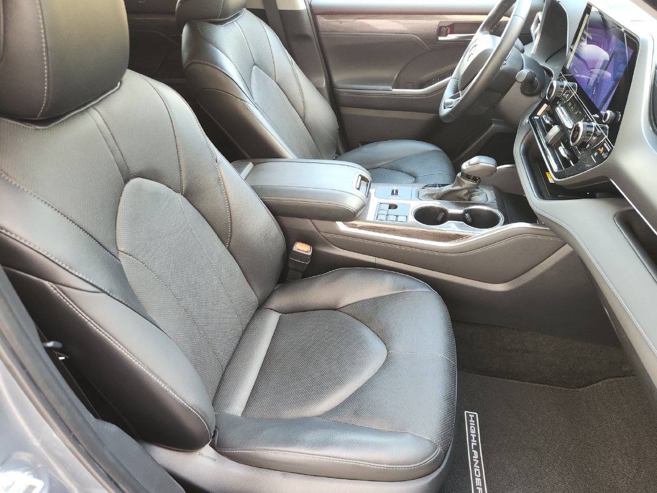 Used 2024 Toyota Highlander Limited FWD image 9