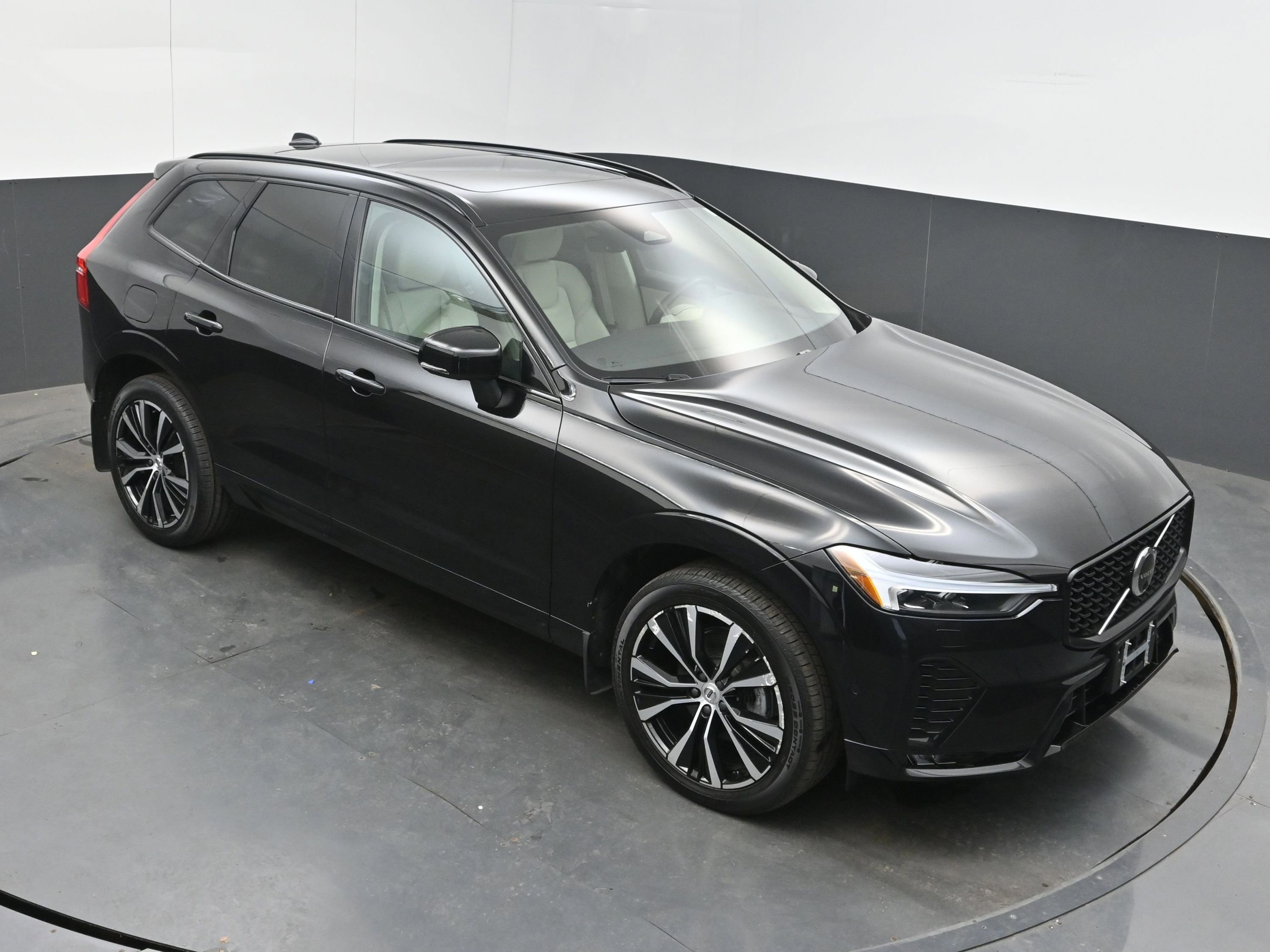 Used 2023 Volvo XC60 B5 Plus w/ Climate Package image 29