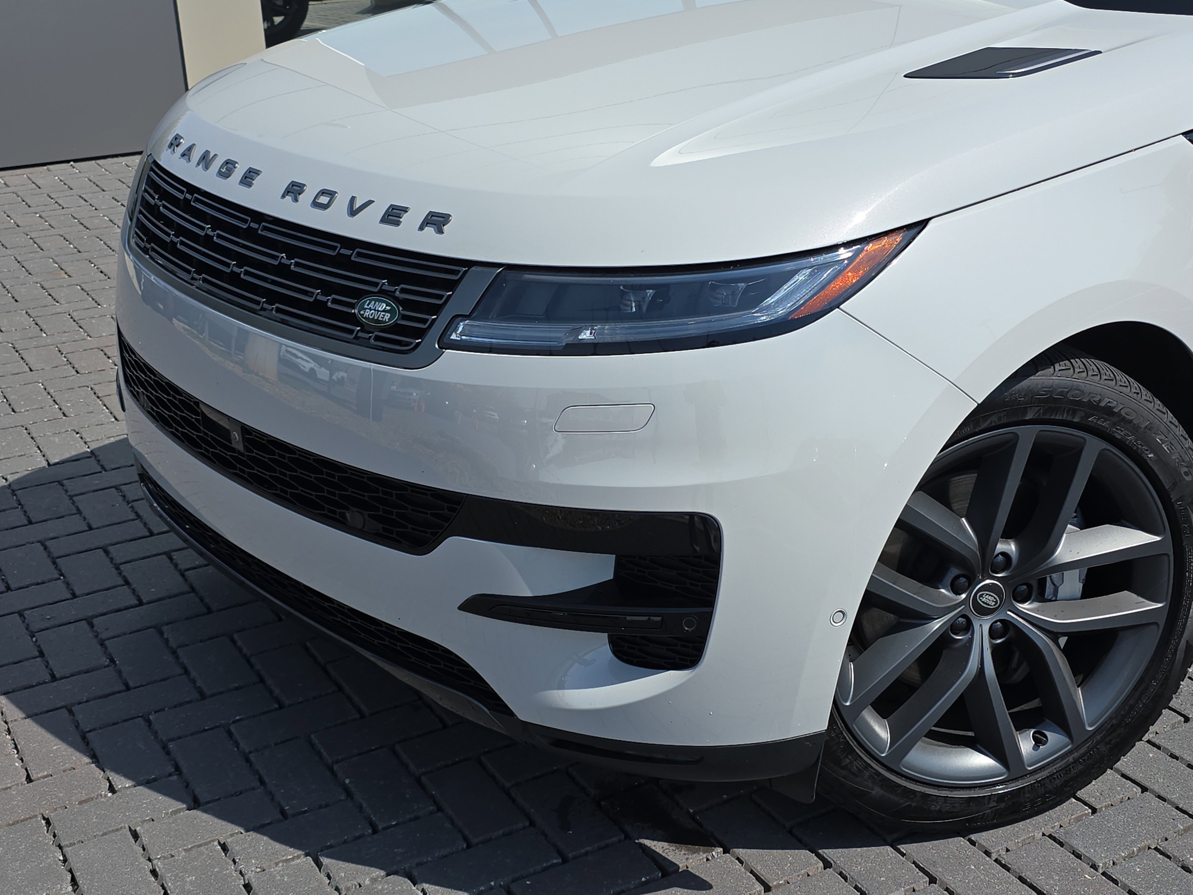 Used 2025 Land Rover Range Rover Sport SE AWD/4WD image 10
