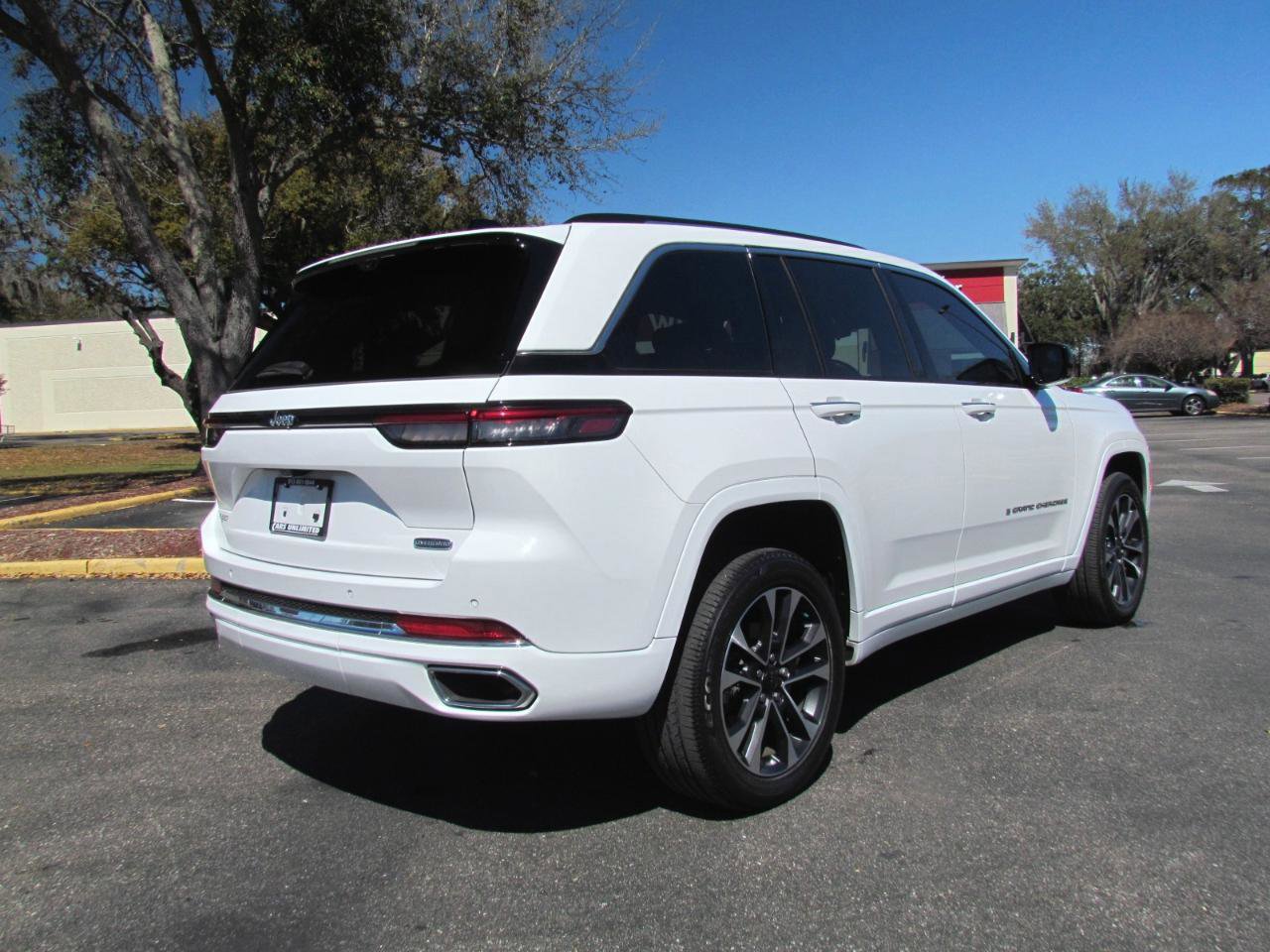 Used 2023 Jeep Grand Cherokee Overland w/ Luxury Tech Group IV RWD image 9
