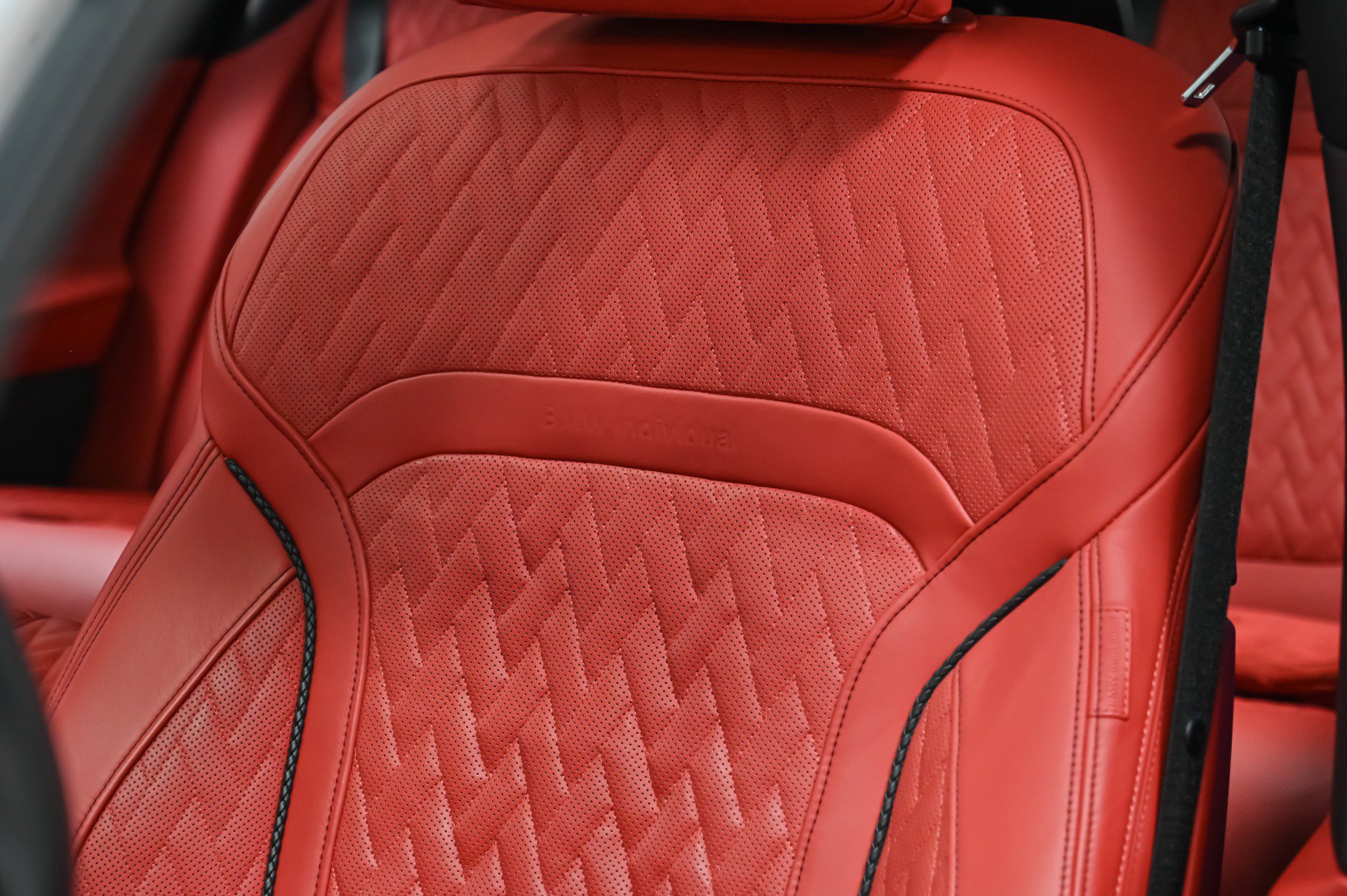 Used 2022 BMW ALPINA B7 xDrive w/ Luxury Rear Seating Package image 28