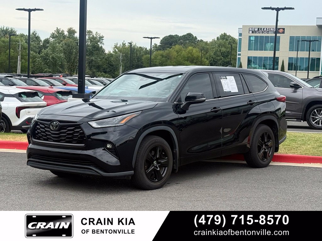 Used 2022 Toyota Highlander LE AWD/4WD image 3