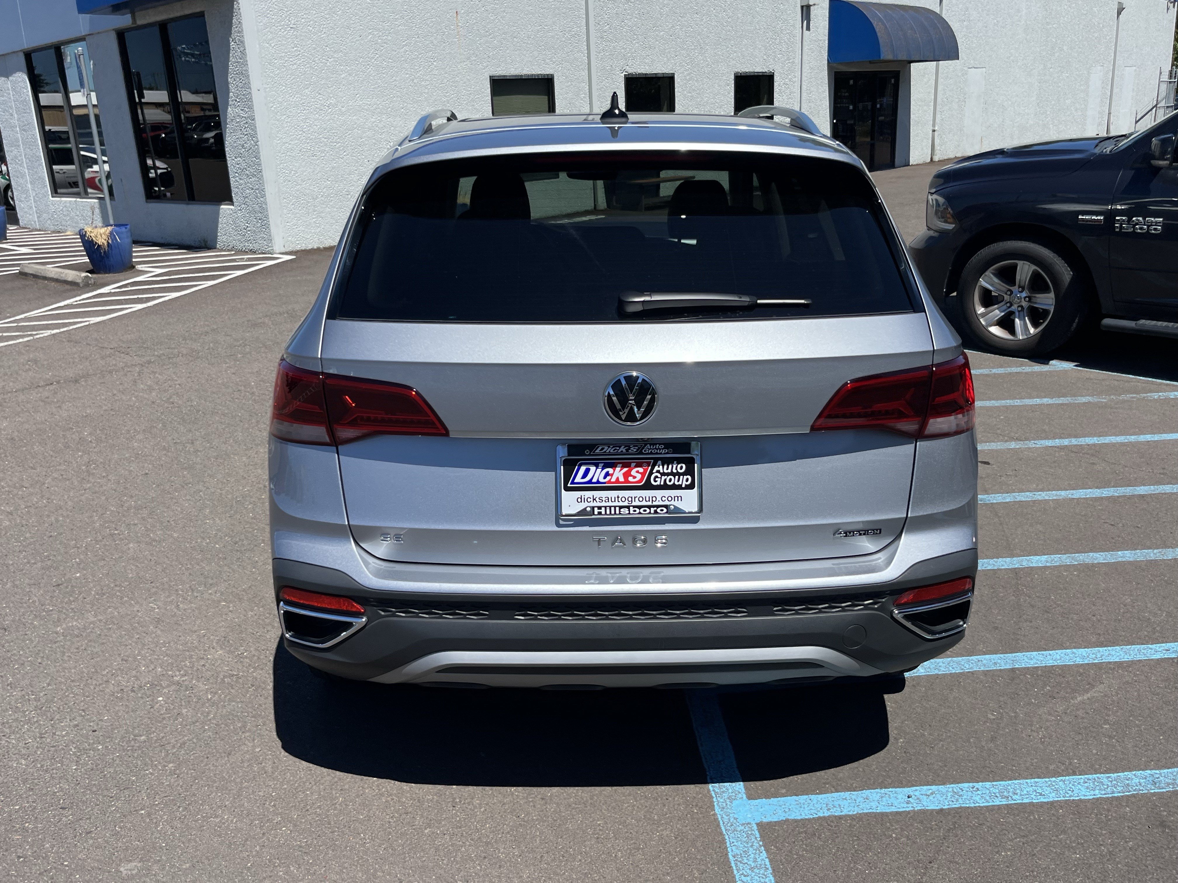 Used 2024 Volkswagen Taos SE w/ Panoramic Sunroof Package AWD/4WD image 4
