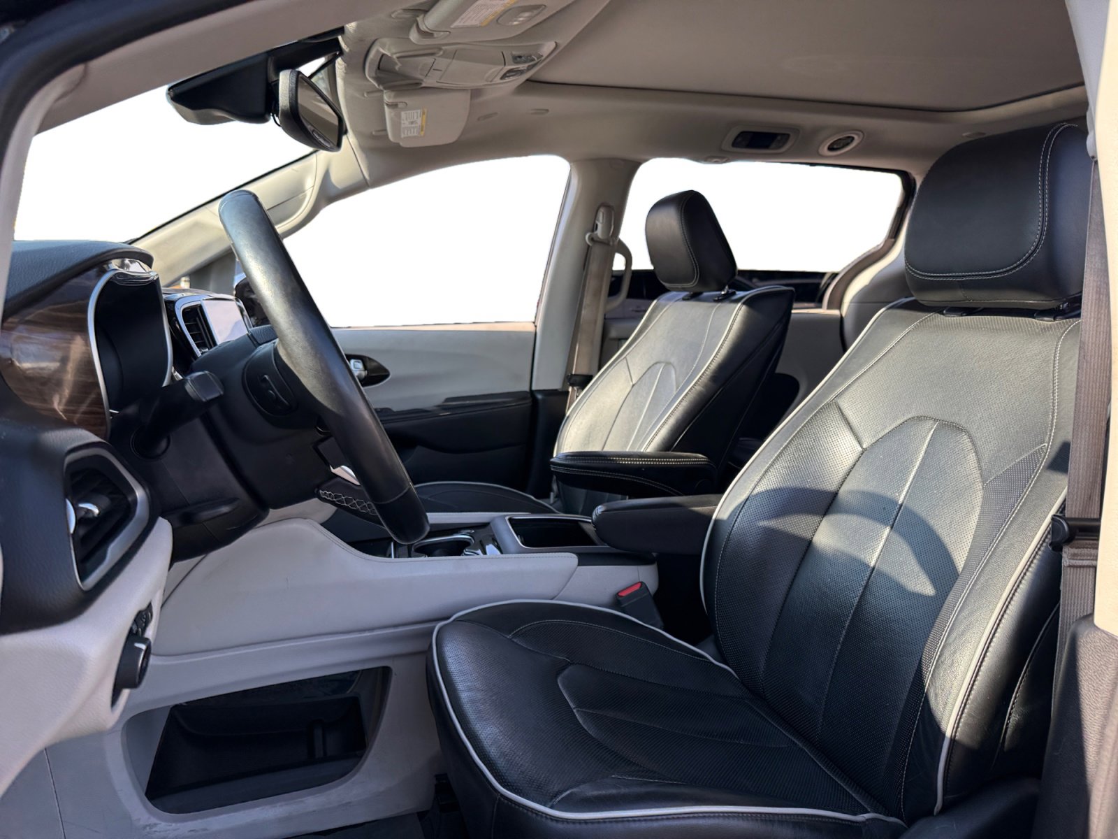 Used 2022 Chrysler Pacifica Limited w/ Uconnect Theater Family Group image 9