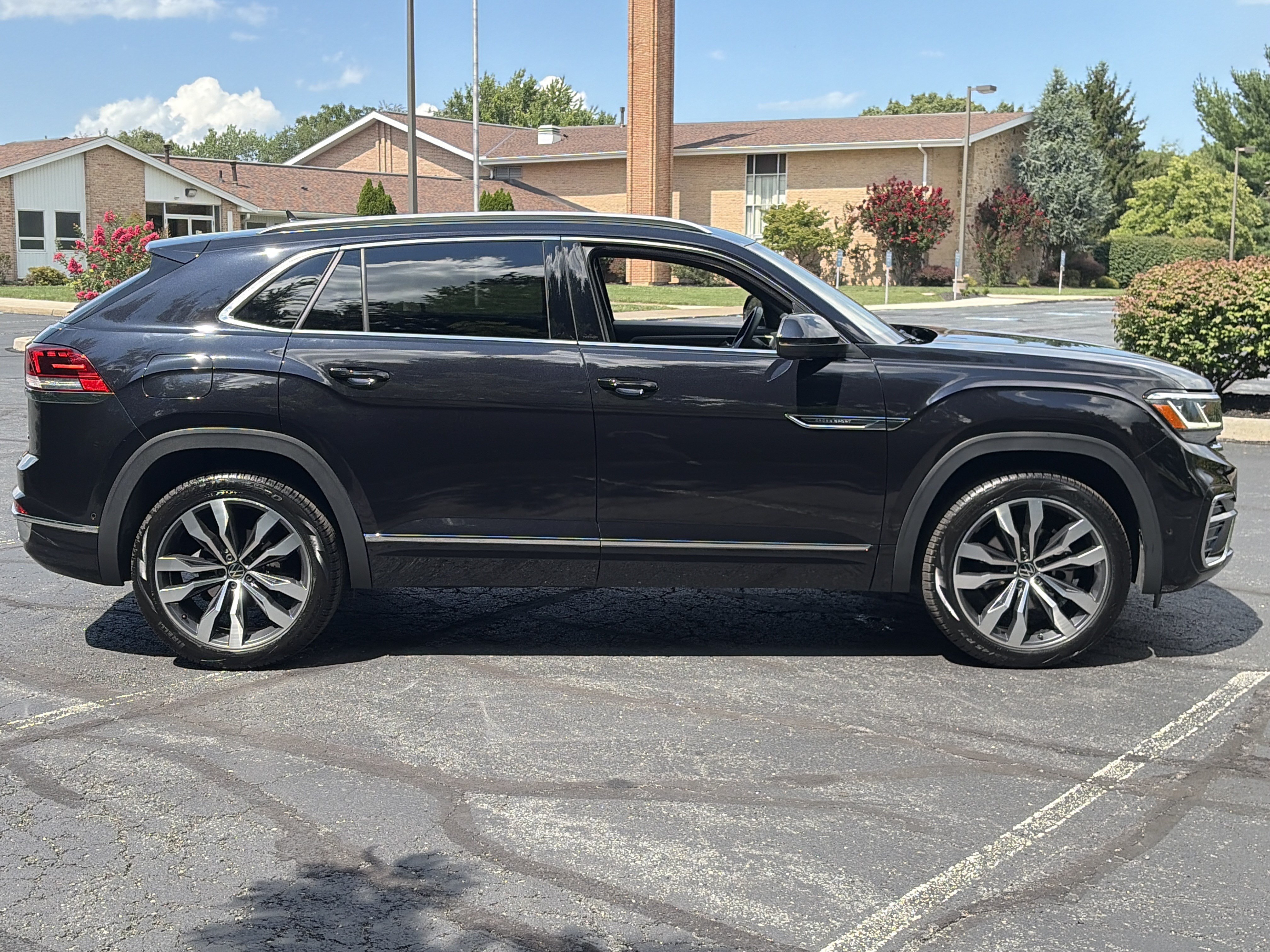 Used 2023 Volkswagen Atlas Cross Sport SEL Premium R-Line AWD/4WD image 4