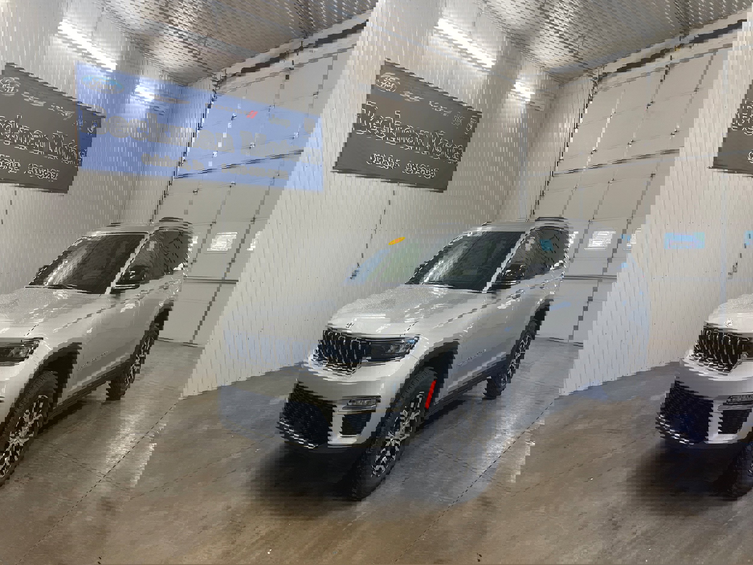 Used 2024 Jeep Grand Cherokee Limited image 1