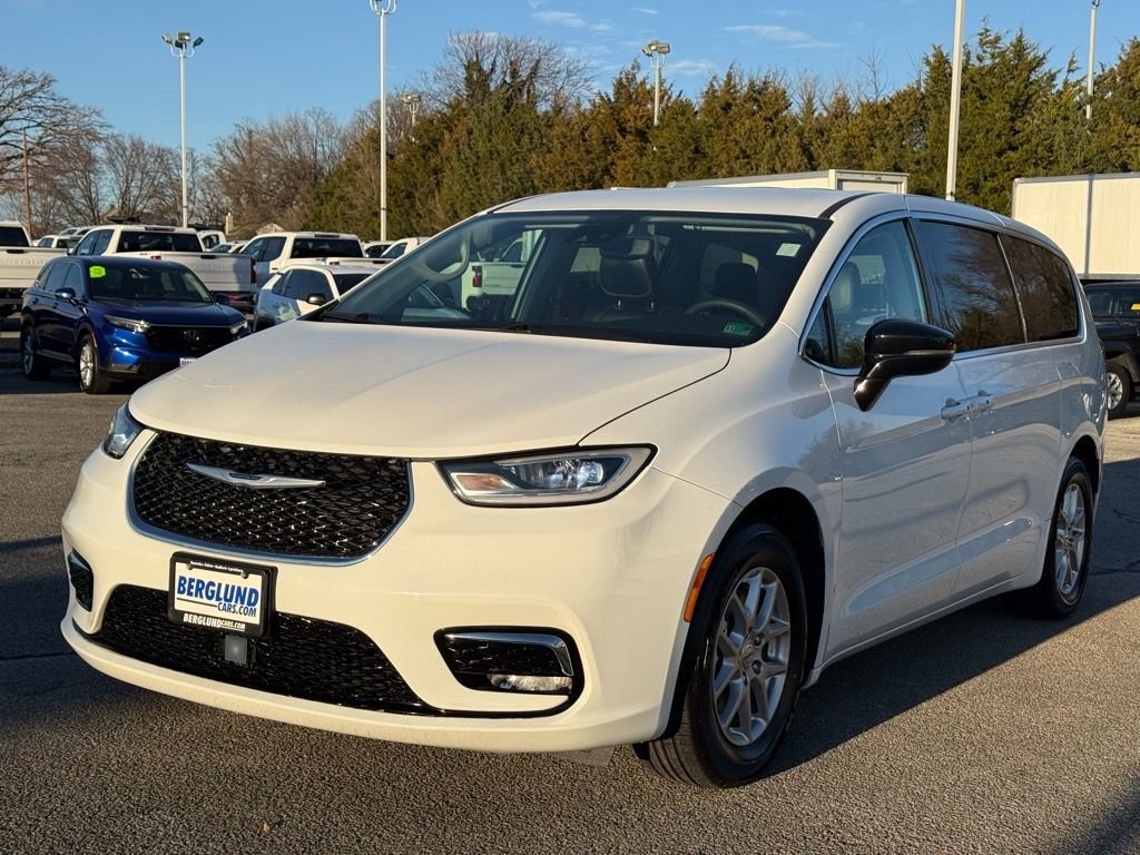 Used 2024 Chrysler Pacifica Touring-L image 9