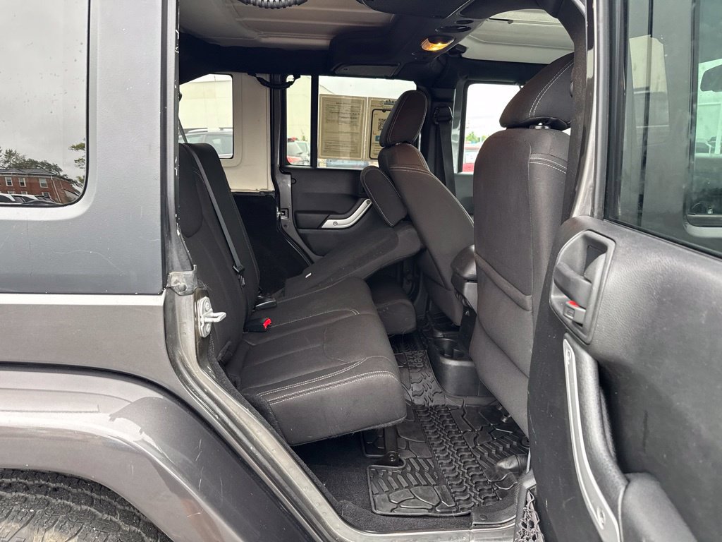 Used 2016 Jeep Wrangler Unlimited Sahara w/ Dual Top Group AWD/4WD image 29