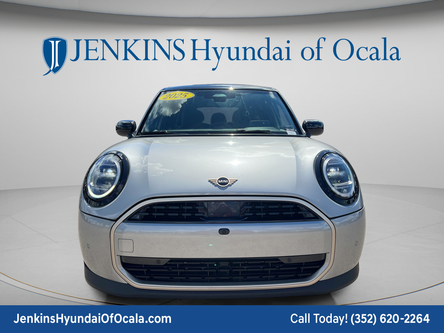 Used 2025 MINI Cooper 4-Door Hardtop FWD image 8