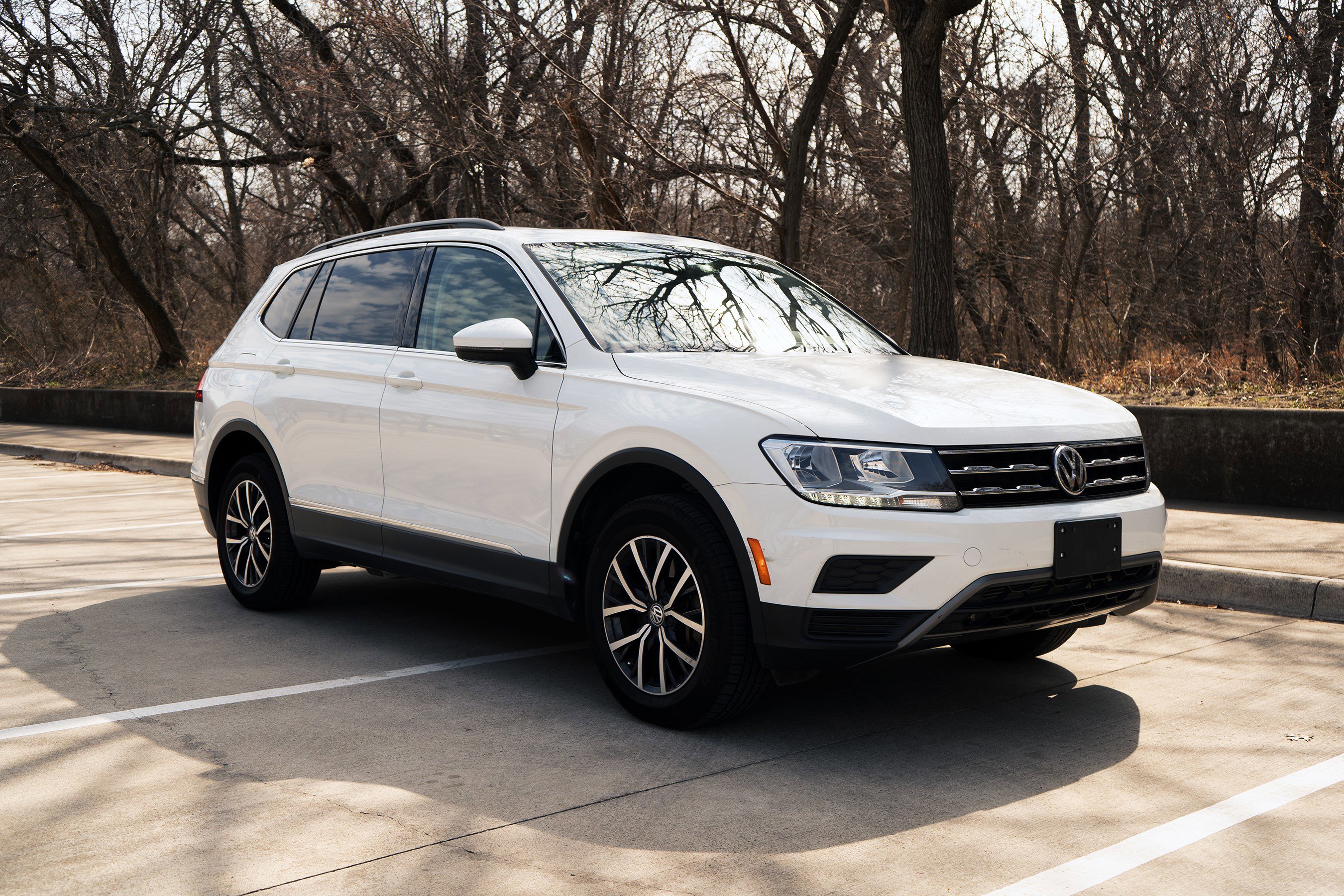 Used 2020 Volkswagen Tiguan SE w/ Panoramic Sunroof Package image 2