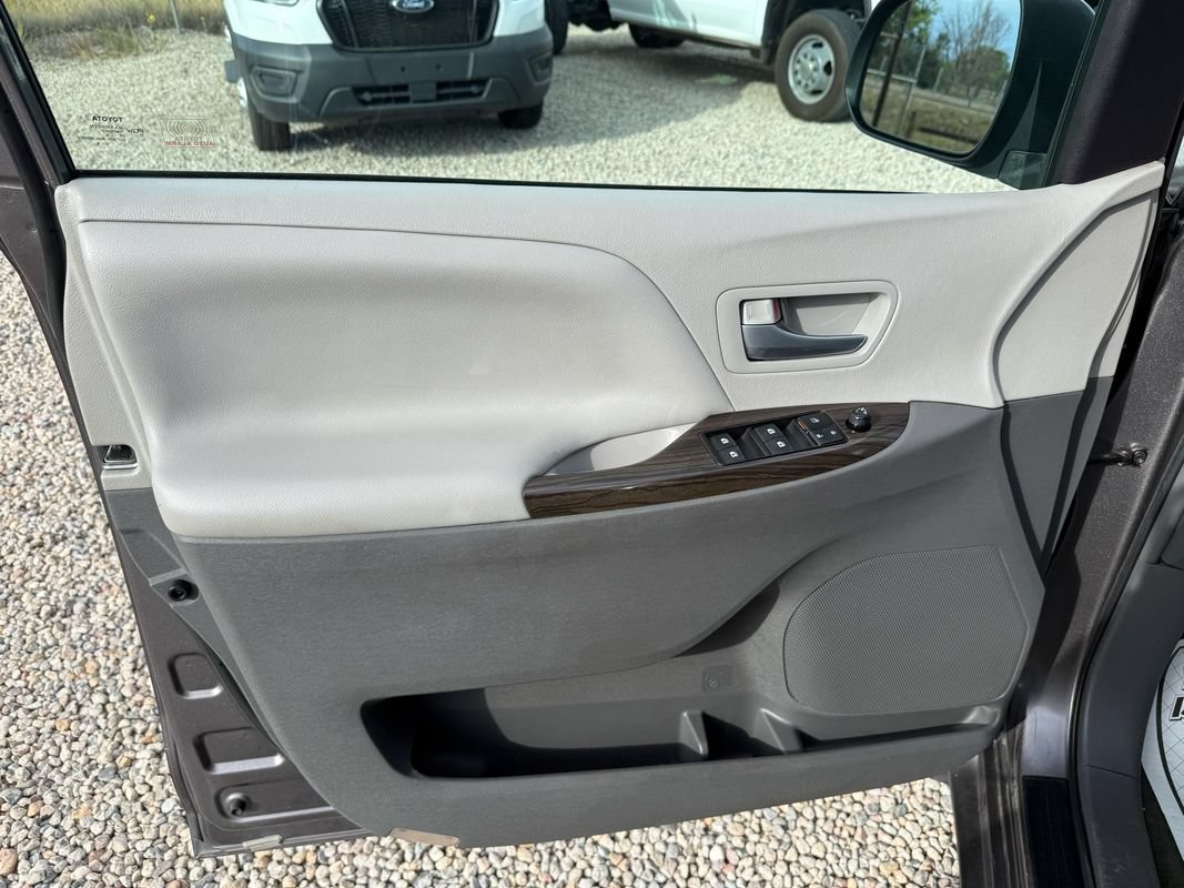 Used 2017 Toyota Sienna XLE w/ XLE Navigation Package AWD/4WD image 30
