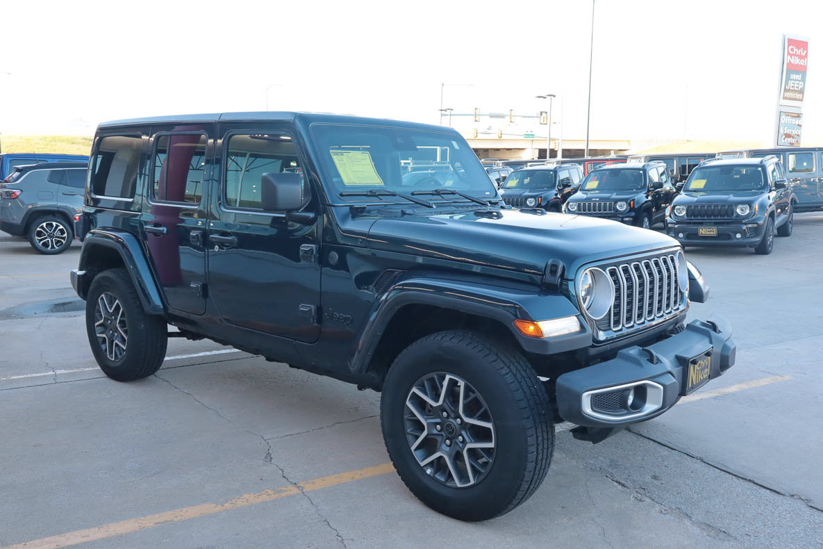 Used 2025 Jeep Wrangler Unlimited Sahara AWD/4WD image 4