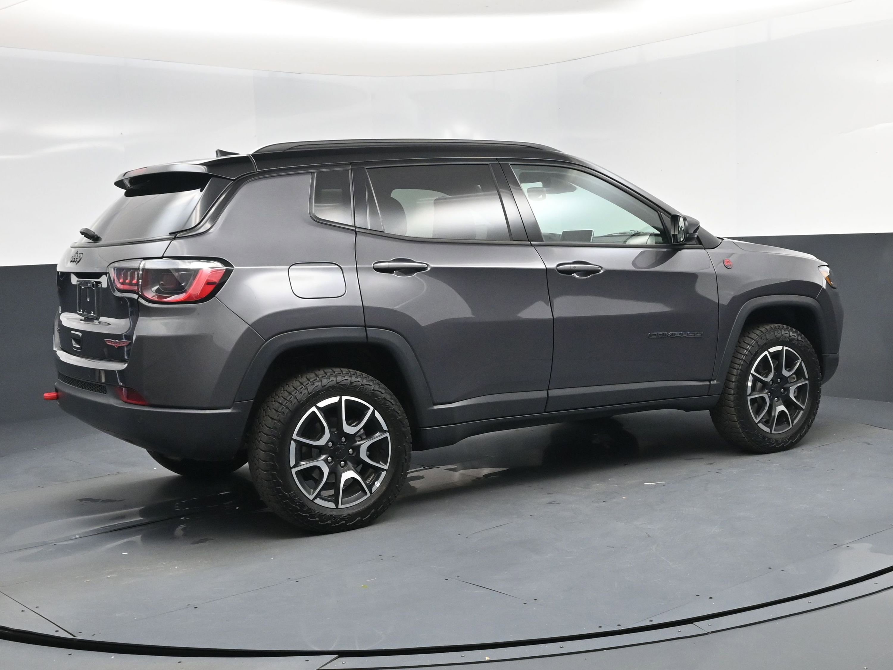 Used 2024 Jeep Compass Trailhawk image 4