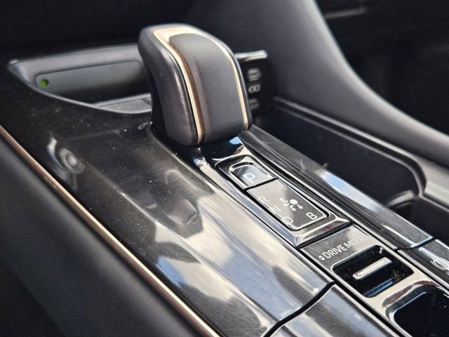 Used 2024 Toyota Crown Limited image 19