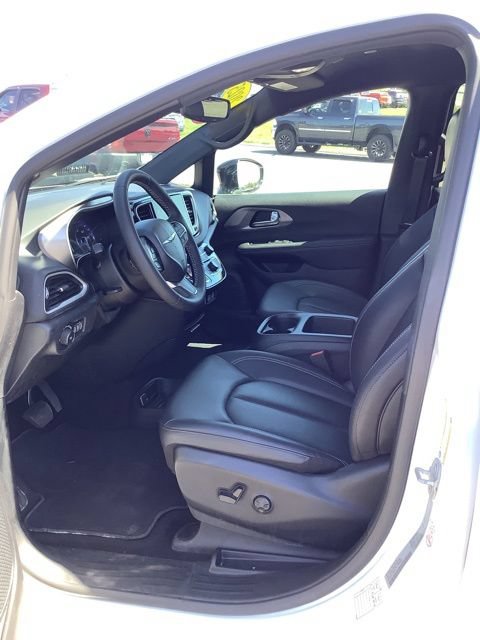 Certified 2025 Chrysler Pacifica Select FWD image 14