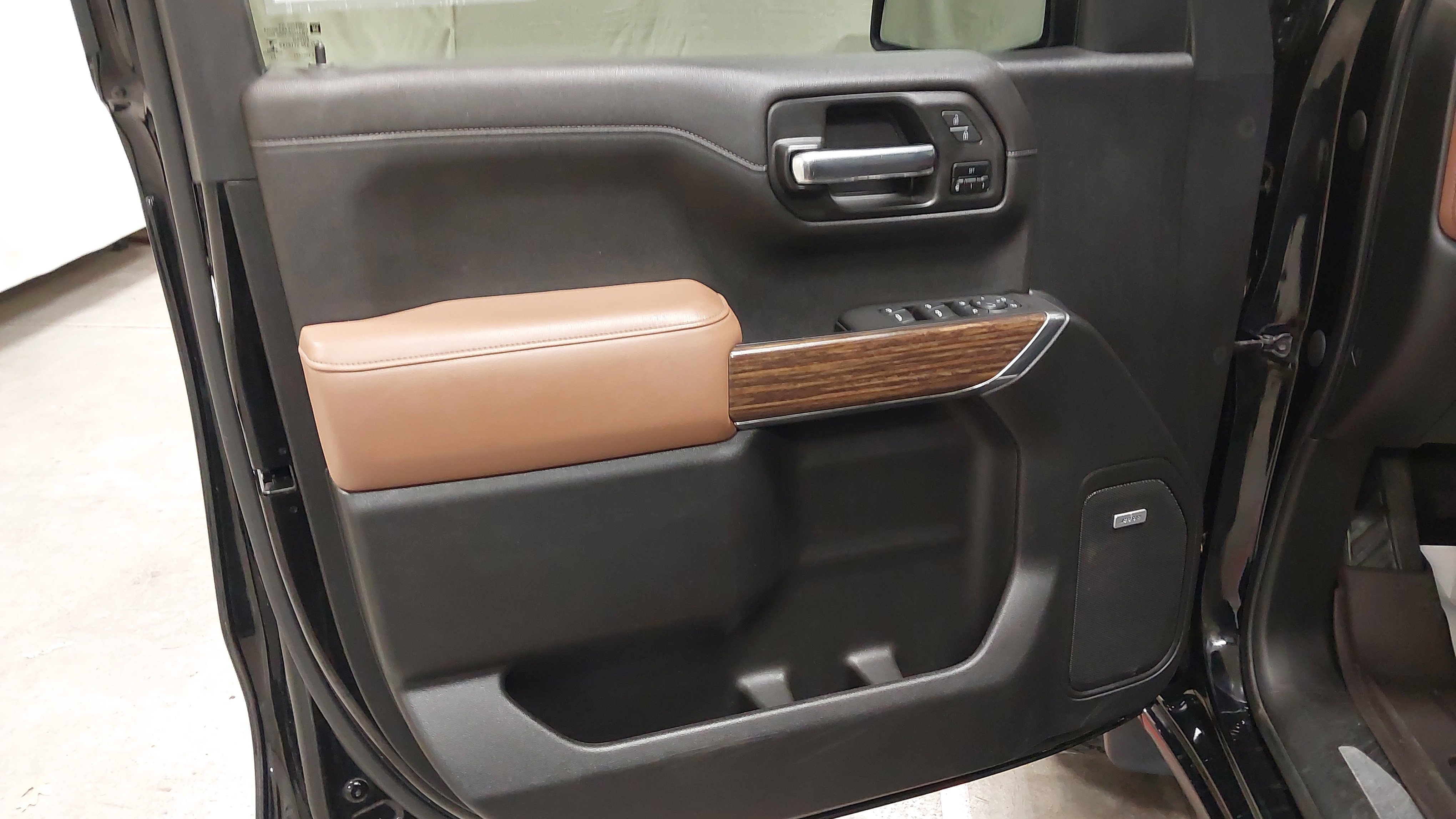 Used 2021 Chevrolet Silverado 1500 High Country w/ Technology Package image 24