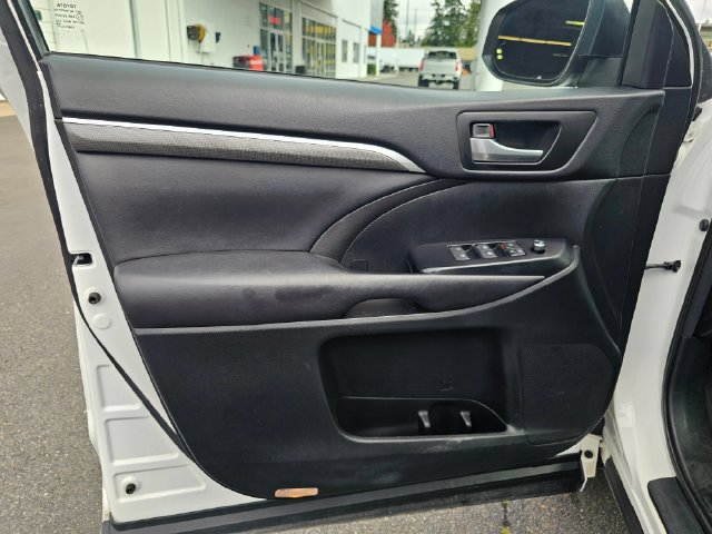 Used 2017 Toyota Highlander SE AWD/4WD image 24